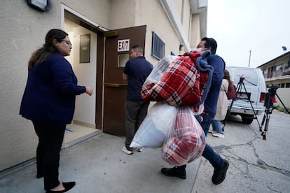 Voluntarios llevan cobijas a una iglesia católica en Los Ángeles (California) que recibió a 42 migrantes trasladados desde McAllen (Texas), el 14 de junio.