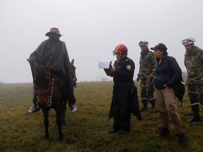 Autoridades colombianas realizan un censo a campesino que vive cerca al cráter del volcán Nevado del Ruiz, en Villamaría el 3 de abril de 2023.