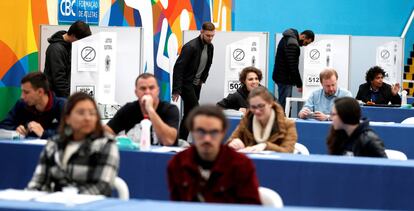 Brazilians cast their votes in the presidential election, in Curitiba, Brazil October 7, 2018. REUTERS/Rodolfo Buhrer