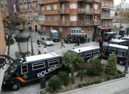 Patrullas del Cuerpo Nacional de Policía impedían el viernes pasado una concentración no autorizada en favor de la convivencia.