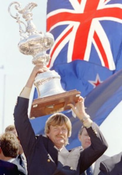 Sir Peter Blake levanta la Copa América de 1995.