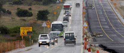 Un tramo en obras de la carretera M-501 conocida como carretera de los pantanos, entre Quijorna M-522 y Navas del Rey, en 2008.