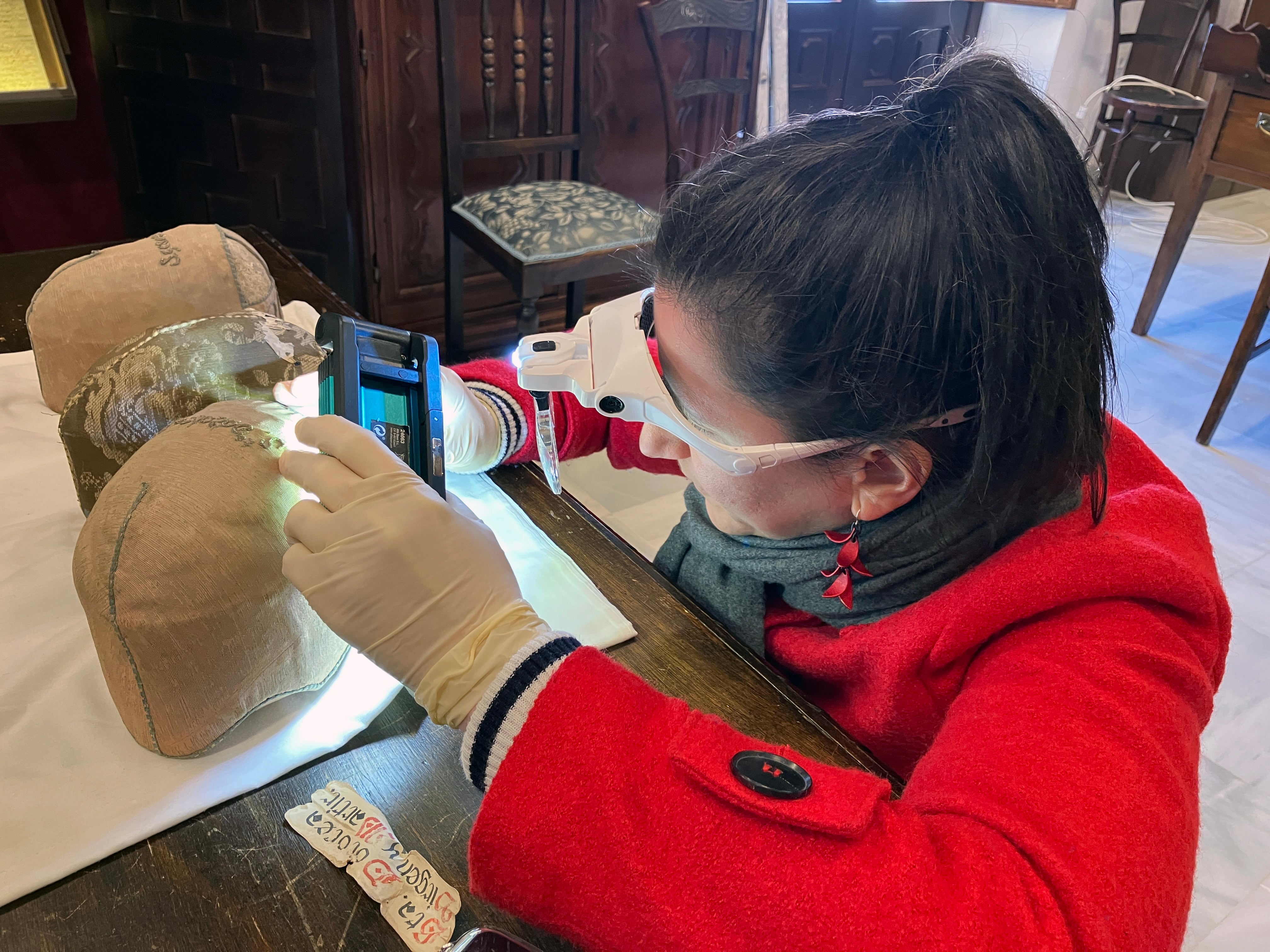 Aintzane Erkizia observa las tres santas cabezas llegadas de Colonia (Alemania) a Montilla (Córdoba) en el siglo XVI. Fotografía cedida por la autora de la investigación, Aintzane Erkizia. 