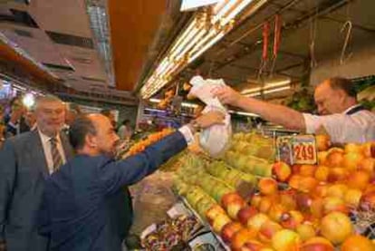 El delegado de Economía, Empleo y Participación Ciudadana, Miguel Ángel Villanueva, visita el nuevo mercado tras las obras de rehabilitación.