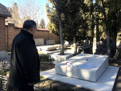 El secretario general del Partido Comunista, Enrique Santiago enfrente de la tumba de Dolores Ibárruri hoy en el cementerio de la Almudena