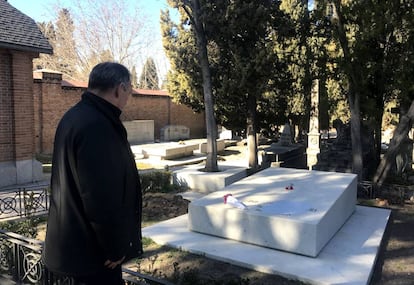 El secretario general del Partido Comunista, Enrique Santiago enfrente de la tumba de Dolores Ibárruri hoy en el cementerio de la Almudena