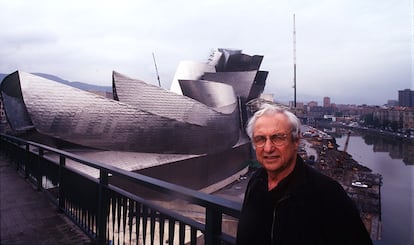 Frank Gehry, visita las obras del Museo Guggenheim de Bilbao en 1997.