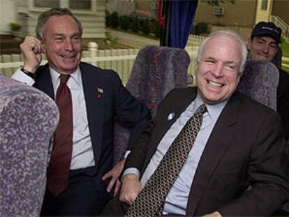 Michael Bloomberg (izqda.) sonríe junto al senador republicano John McCain, en el autobús de su candidatura a la alcaldía de Nueva York.