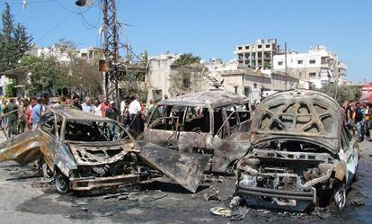 Varios vehículos afectados por la bomba, en la ciudad de Latakia.