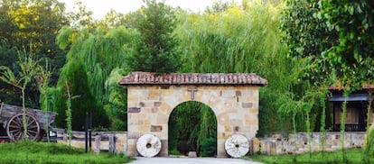 Entrada al hotel Molino de Tejada, una construcción del siglo XVI en el valle cántabro de Valderredible.