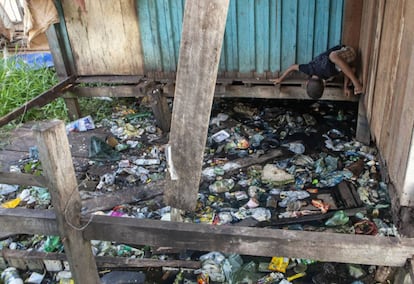 Quando o bairro alaga, as crianças precisam faltar às aulas ou são carregadas nas costas pelos pais através da água.