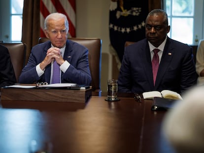 El presidente de EE UU, Joe Biden (izqda.), y el secretario de Defensa, Lloyd Austin, en un Consejo del Gobierno en la Casa Blanca, este lunes