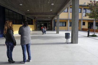 Dos madres observan como sus hijos entran en el CEIP Rosario Pereda, de la localidad vallisoletana de Viana de Cega.