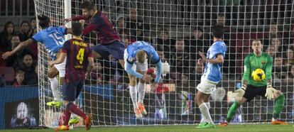 Valdés detiene un balón