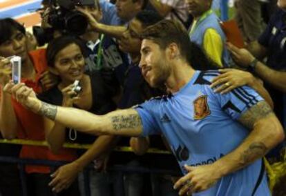 Ramos se fotografía con los aficionados en Brasil.
