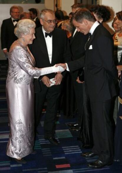 La reina Isabel saluda a Daniel Craig en un evento en Leicester, en 2006.