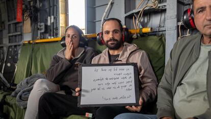 Yardén Bibas, con su hermana y su padre, muestra un mensaje de agradecimiento al apoyo de los israelíes, en un helicóptero de camino al hospital en Israel, este sábado.