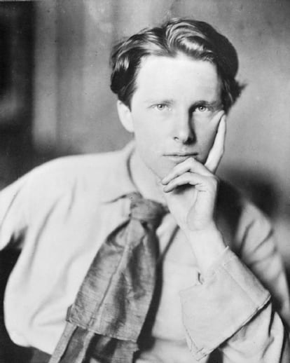 <p><strong>¿Quién?</strong> Rupert Chawner Brooke, poeta inglés que se hizo famoso por una serie de sonetos sobre la guerra que vieron la luz justo después de que él muriera, con solo 27 años... en la guerra. <strong>A ver, ¿qué es lo más famoso que ha escrito?</strong> El poema <em>El soldado</em>, por ejemplo, que tiene versos así de patrióticos y bonitos:<em> "</em>Si muero, piénsenme sólo así / Que un rincón de un campo lejano / por siempre Inglaterra es. Habrá ahí / en esa buena tierra escondido, un polvo mejor". <strong>¿Qué me cuentas de su vida?</strong> Que era tan atractivo que el poeta W. B. Yeats lo calificó como "el joven más guapo de Inglaterra". Lamentablemente no tuvo oportunidad de vivir grandes romances ni de dejar descendencia al morir tan joven. <strong>¿Cuál podría ser su presentación en Tinder?</strong> "Joven patriótico y atractivo busca pareja ya: no tengo demasiado tiempo".</p>