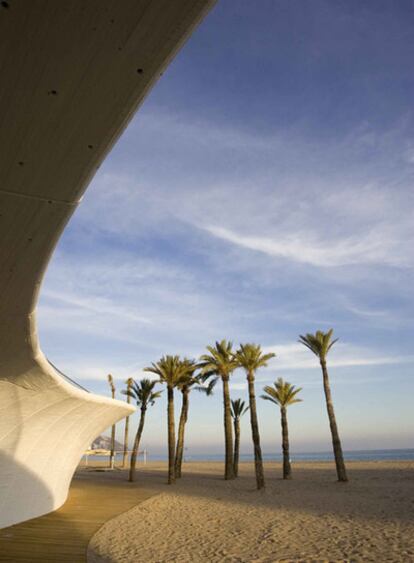 El paseo de la playa de Poniente, de Carlos Ferrater y Xavier Martí, ha conseguido revitalizar la imagen de Benidorm