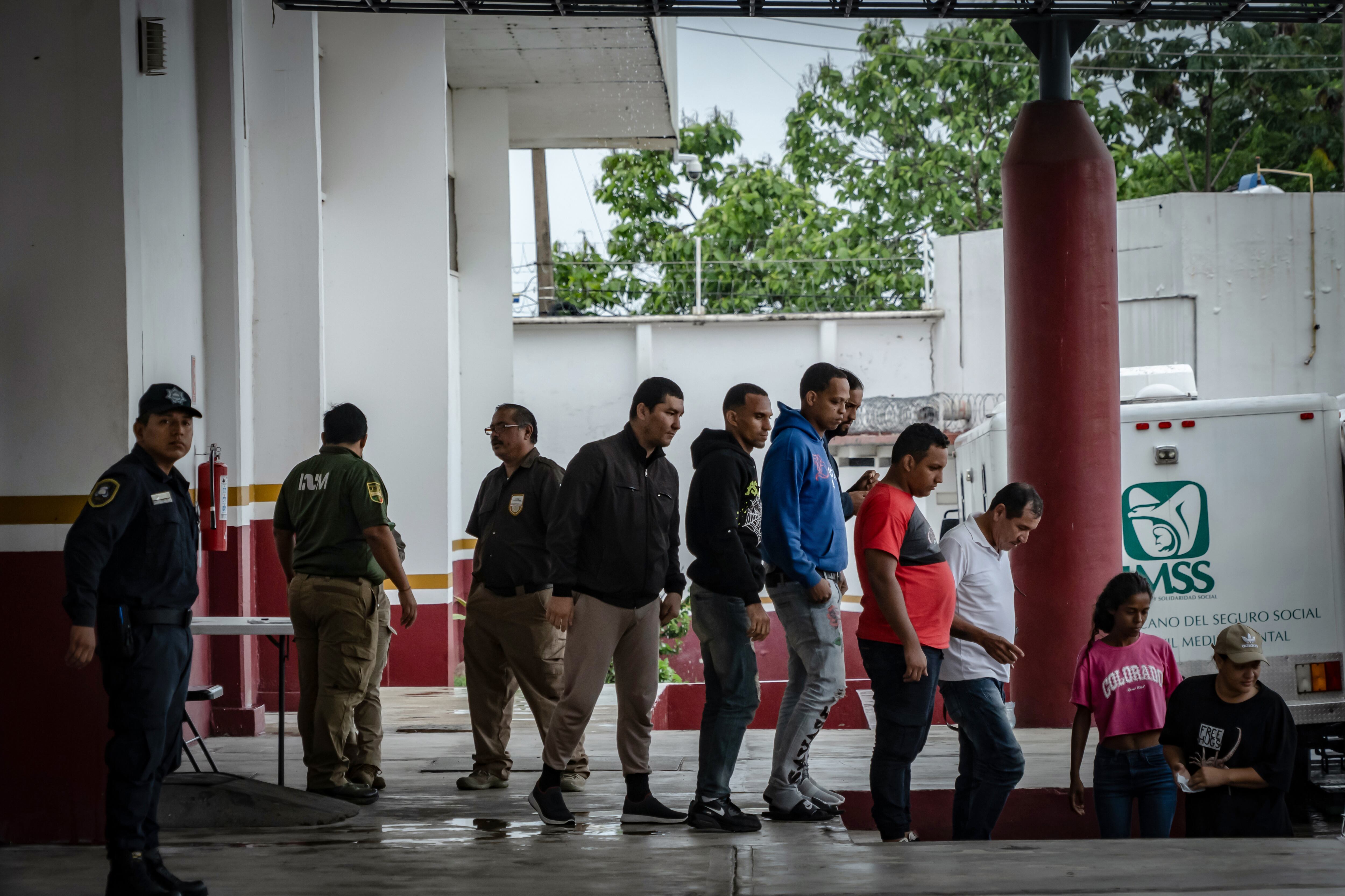 Un grupo de migrantes antes de ser procesados por elementos del Instituto Nacional de Migración (INM).