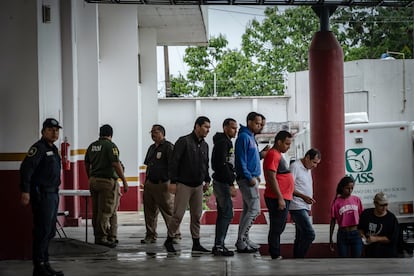 Un grupo de migrantes retenidos en la estación migratoria de Tapachula, Chiapas
