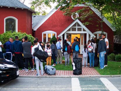 Un grupo de migrantes se reúne a las afueras de una iglesia en Martha's Vineyard tras ser expulsados de Florida, esta semana.