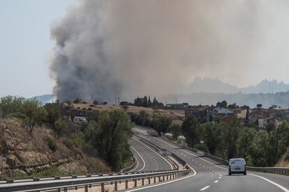 El incendio visto desde la autopista c-16, con la montaña de Montserrat al fondo.