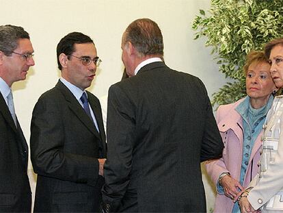 El Rey charla con Jaime Caruana en presencia de la Reina, María Teresa Fernández de la Vega y Alberto Ruiz-Gallardón.