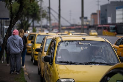 Taxis avanzan por la autopista norte durante en Bogotá, Colombia.