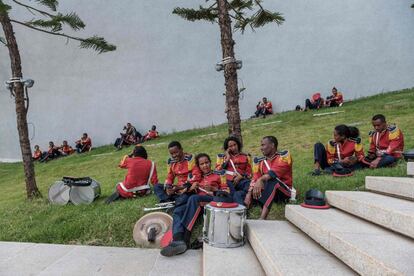 Miembros de una banda de música militar descansan antes de la ceremonia de firma del acuerdo de licencia de telecomunicaciones de Etiopía en Addis Abeba. La licencia fue entregada a un consorcio liderado por la keniana Safaricom, la inglesa Vodafone y la japonesa Sumitomo Corporation.