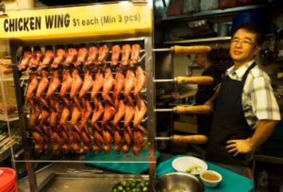 Puesto de comida en el Newton Circus 'hawker centre', en Singapur.