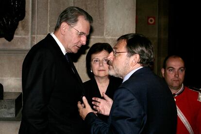 El presidente del COI , Jacques Rogge conversa con Jaime Lissavetzky, secretario de Estado para el deporte.