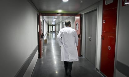 Personal sanitario en los pasillos del hospital balear Son Espases.