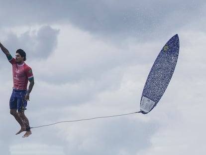 Gabriel Medina de Brasil compite durante la ronda 3 masculina de surf de los Juegos Olímpicos de París 2024 en Teahupo'o, Tahití, Polinesia Francesa, el 29 de julio de 2024.