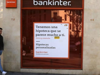 Un cartel anuncia una hipoteca en una sucursal bancaria en Madrid.