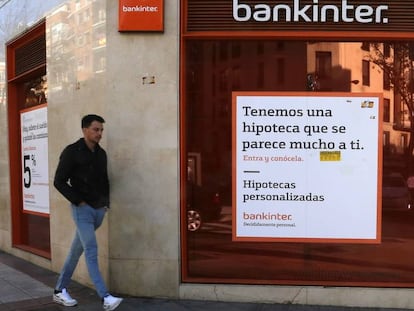 Un cartel anuncia una hipoteca en una sucursal bancaria en Madrid.