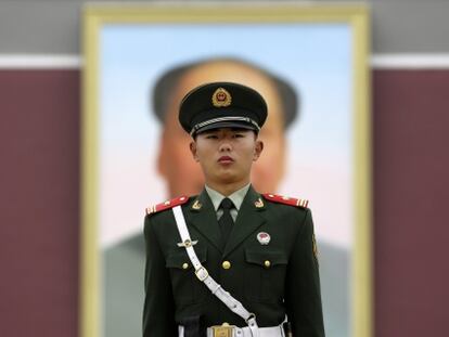 Un agente, en frente del retrato de Mao Zedong, en la plaza de Tiananmen (Pek&iacute;n), el 23 de octubre