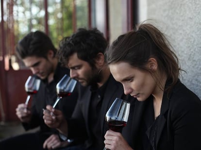 François Civil, Pio Marmaï y Ana Girardot, en 'Nuestra vida en la Borgoña'.