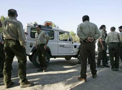 Agentes forestales esperan, en el punto de encuentro, para comenzar su <i>paseo</i> por la Cañada.