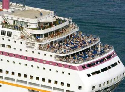 El crucero <i>Ocean Village,</i> atracado ayer en Barcelona.