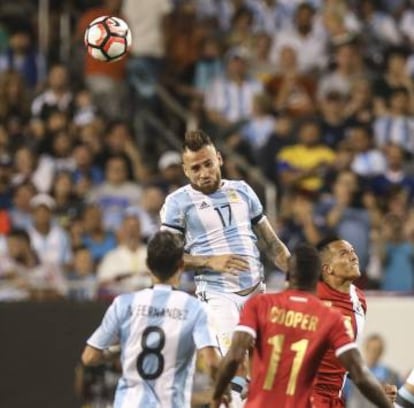 El jugador argentino Otamend&iacute; disputa un bal&oacute;n a Cooper, de Panam&aacute;. 