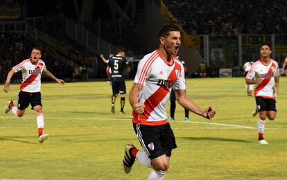 Lucas Alario festeja el primer gol de River ante Rosario Central por la Copa Argentina 2016. 