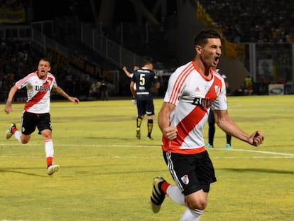 Lucas Alario festeja el primer gol de River ante Rosario Central por la Copa Argentina 2016. 