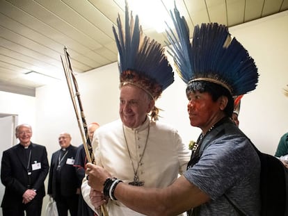 Papa Francisco se reúne com indígenas no Vaticano.