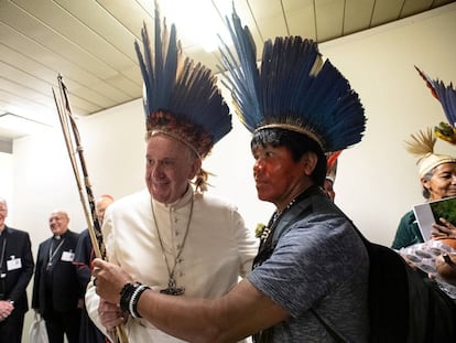 El Papa Francisco se reúne con indígenas de la Amazonía en el Vaticano.  