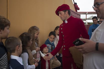 El torero Manuel Escribano saluda a los niños antes de entrar en la plaza de toros de Palos.