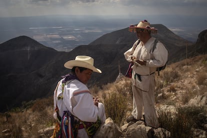 Invernaderos para el cultivo de tomate se extienden en el horizonte durante la peregrinación wixárika por el desierto de Wirikuta.