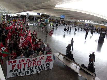 Protesta de trabajadores de Iberia en el aeropuerto de Bilbao el pasado lunes.