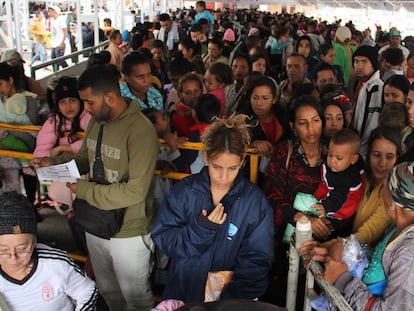 Venezuelanos aguardam para entrar no Equador no posto fronteiriço de Rumichaca.