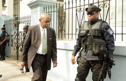 Jack Warner abandona la sede de los tribunales de justicia de Puerto Espa&ntilde;a (Trinidad y Tobago) el pasado mes de julio.